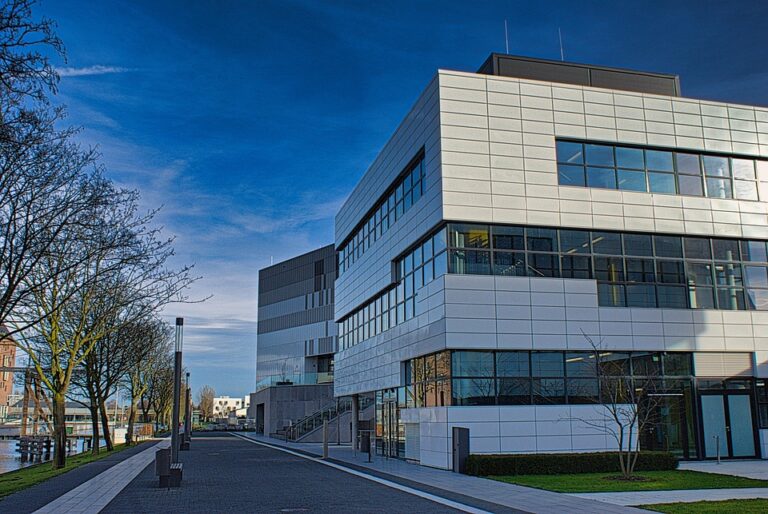 Selain itu, Malaysia juga merupakan negara yang ramah terhadap mahasiswa asing, termasuk mahasiswa Indonesia. Banyak komunitas mahasiswa Indonesia di Malaysia yang siap membantu mahasiswa baru untuk beradaptasi dan menjalani kehidupan di sana.