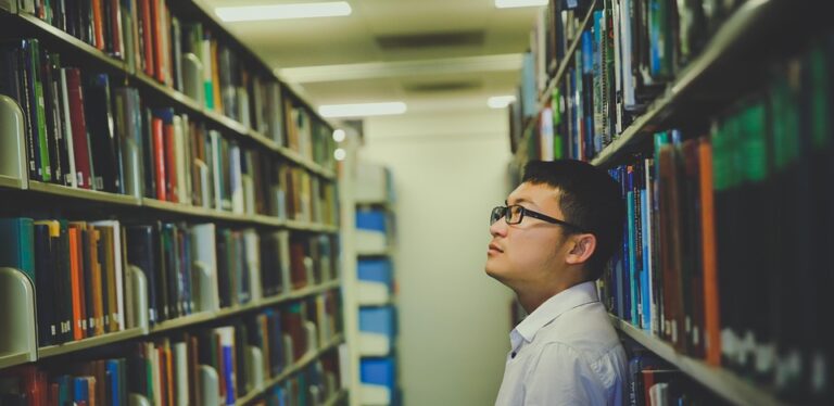 Universitas Indonesia (UI) merupakan salah satu perguruan tinggi terkemuka di Indonesia yang telah memberikan kontribusi besar dalam dunia pendidikan dan riset. Salah satu simbol yang menjadi identitas dari UI adalah logo resminya, yang memiliki makna dan sejarah yang dalam.